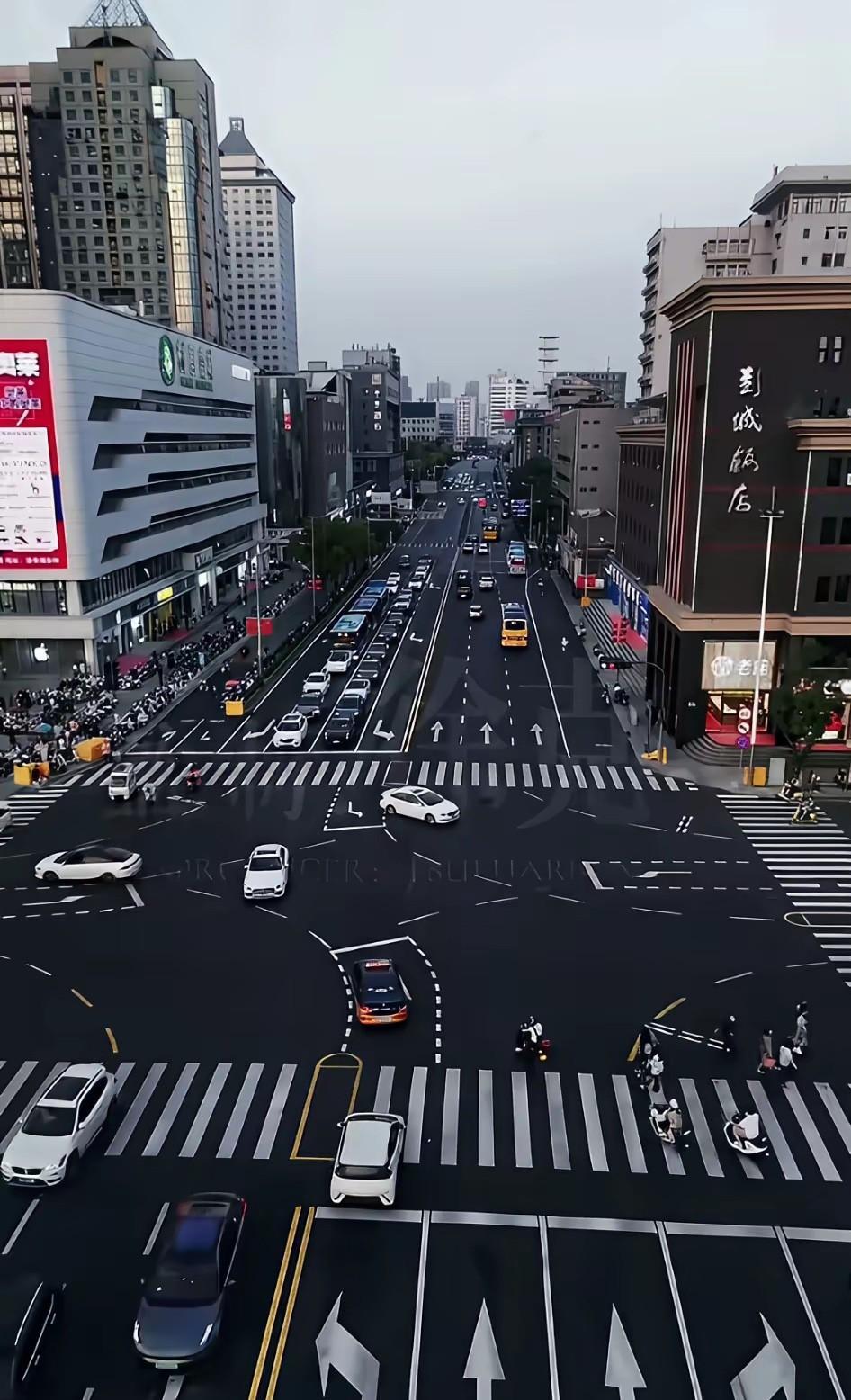 南京正在建的和计划翻新的市政道路，都应该按这种颜色标准来修，目前的道路大多灰白兮