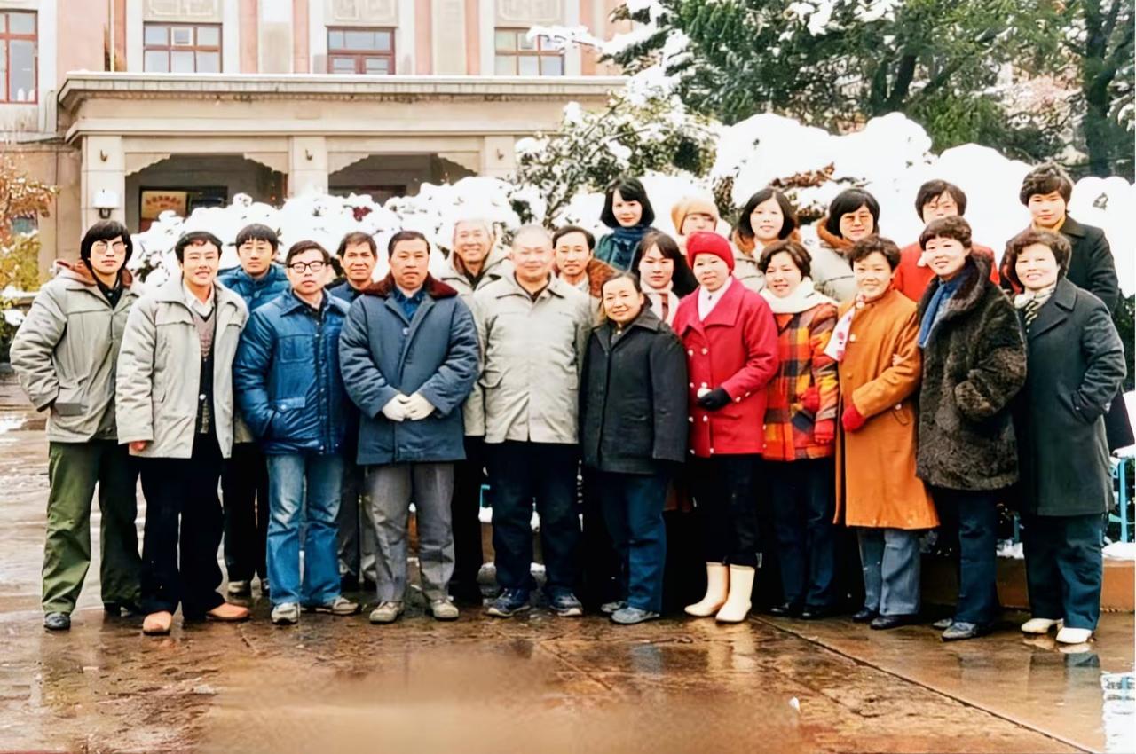 从1989一张合影的感慨那时候的人真幸福从头发就能看出来综合素质尤其是精