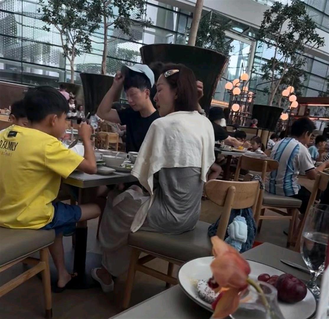 马龙新加坡被偶遇，夏露脸被扒了三遍，最后大家却盯上了俩儿子