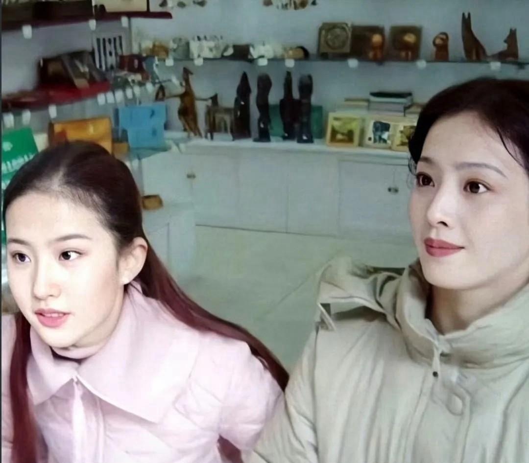 刘亦菲说全家就属她外婆最漂亮，她是全家最丑的，看了刘亦菲外婆小姨和妈妈三代人的照