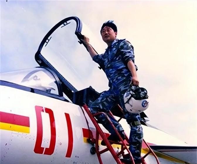 揭秘1998年温江机场神秘军管夜：歼-10首飞背后的生死18分钟与两代国士传奇