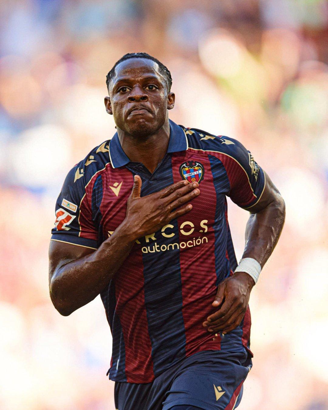 🚨🚨世体:伊塔·埃永希望在冬季转会窗口决定自己的未来。这名球员在巴塞罗那备