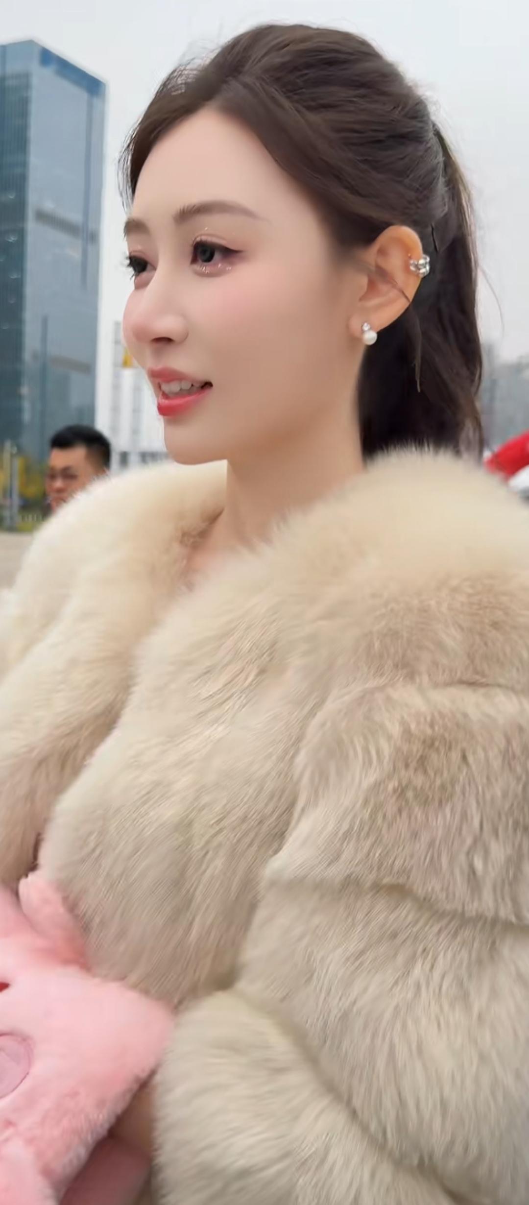 冬日穿搭指南：毛茸茸外套+甜美耳饰，温暖又时尚！🌟👗💎