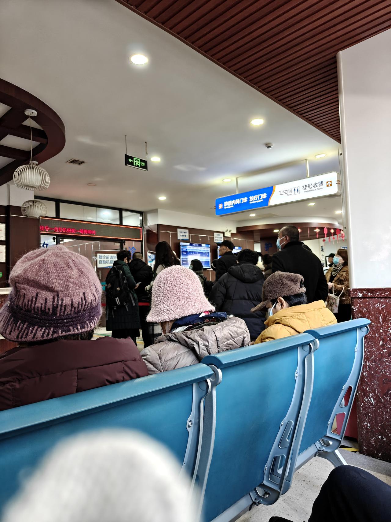 到大连某医院做个体检，体验非常不好，别看公交车和超市商场人不多，医院人不是一般的