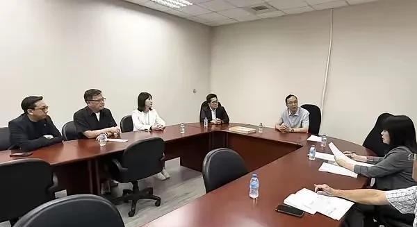 朱立伦开会，会议室装饰非常简陋，墙上光秃秃一片，没有任何标志，吊顶里还有一根管子