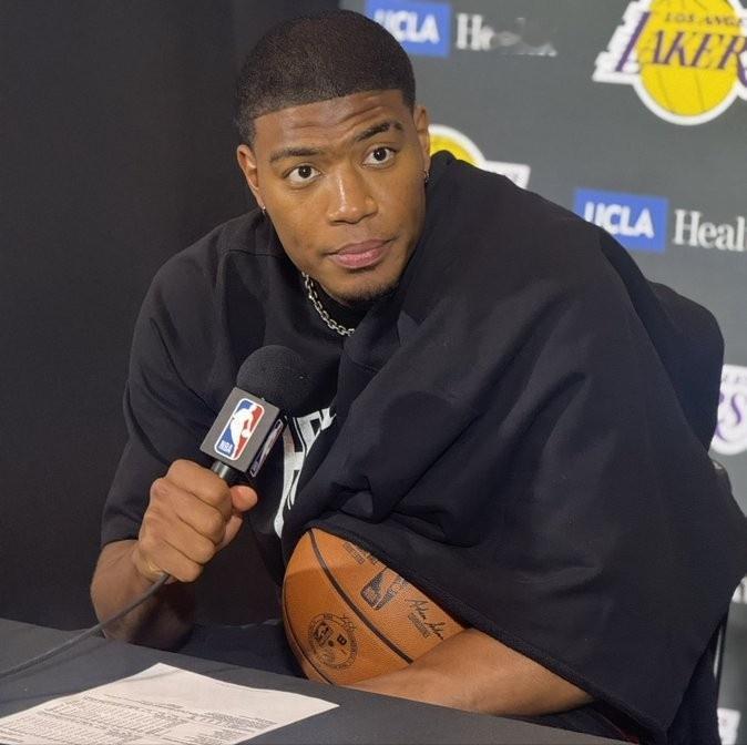 这把开心了！八村塁谈生涯首个绝杀：“太疯狂了，这是我第一次绝杀！詹姆斯事先就