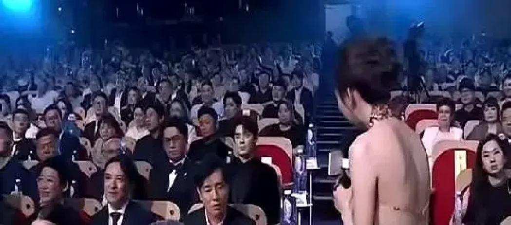 女主持露背礼服一转身，于和伟低头不敢看央视刚出的新规白纸黑字：综艺主持领口