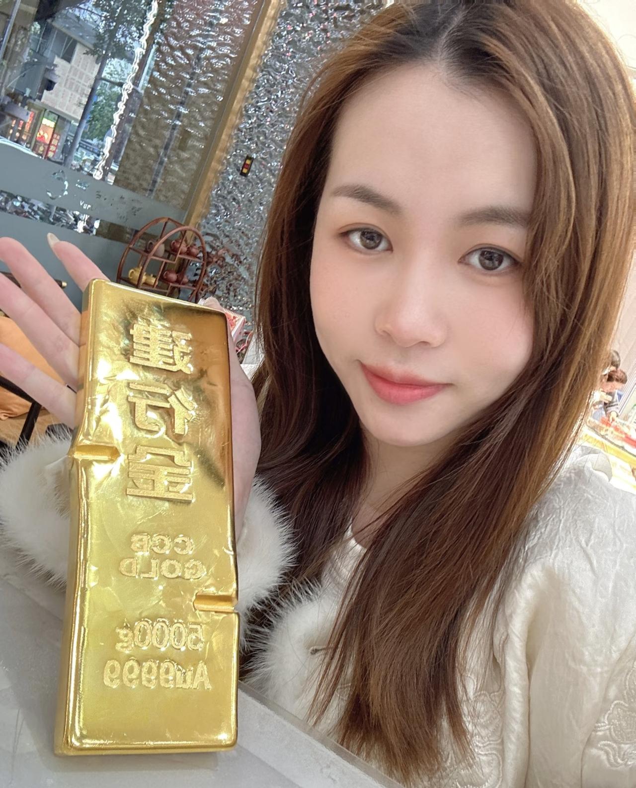 太佩服这位女子了六年前果断卖掉房子，拿着9999.9万全买了黄金，当时金价才2