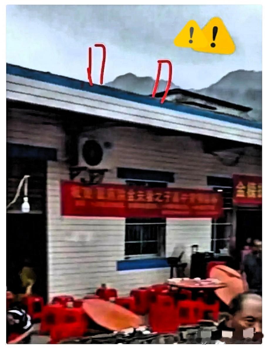 我真是不敢相信自己的眼睛，这座房子楼顶砌的女儿墙，是没有钢筋固定的，但是这家的主