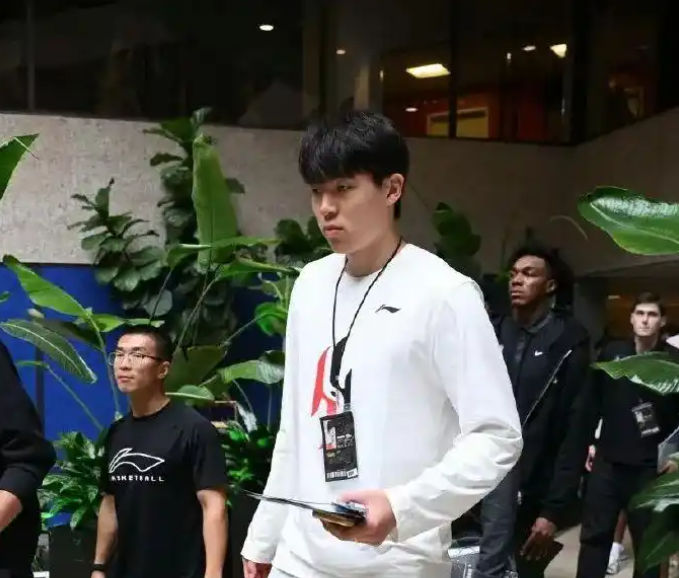 新一期《体坛篮球秀》节目中，媒体人管维佳谈到了未来杨瀚森回归后中国男篮进攻模式的