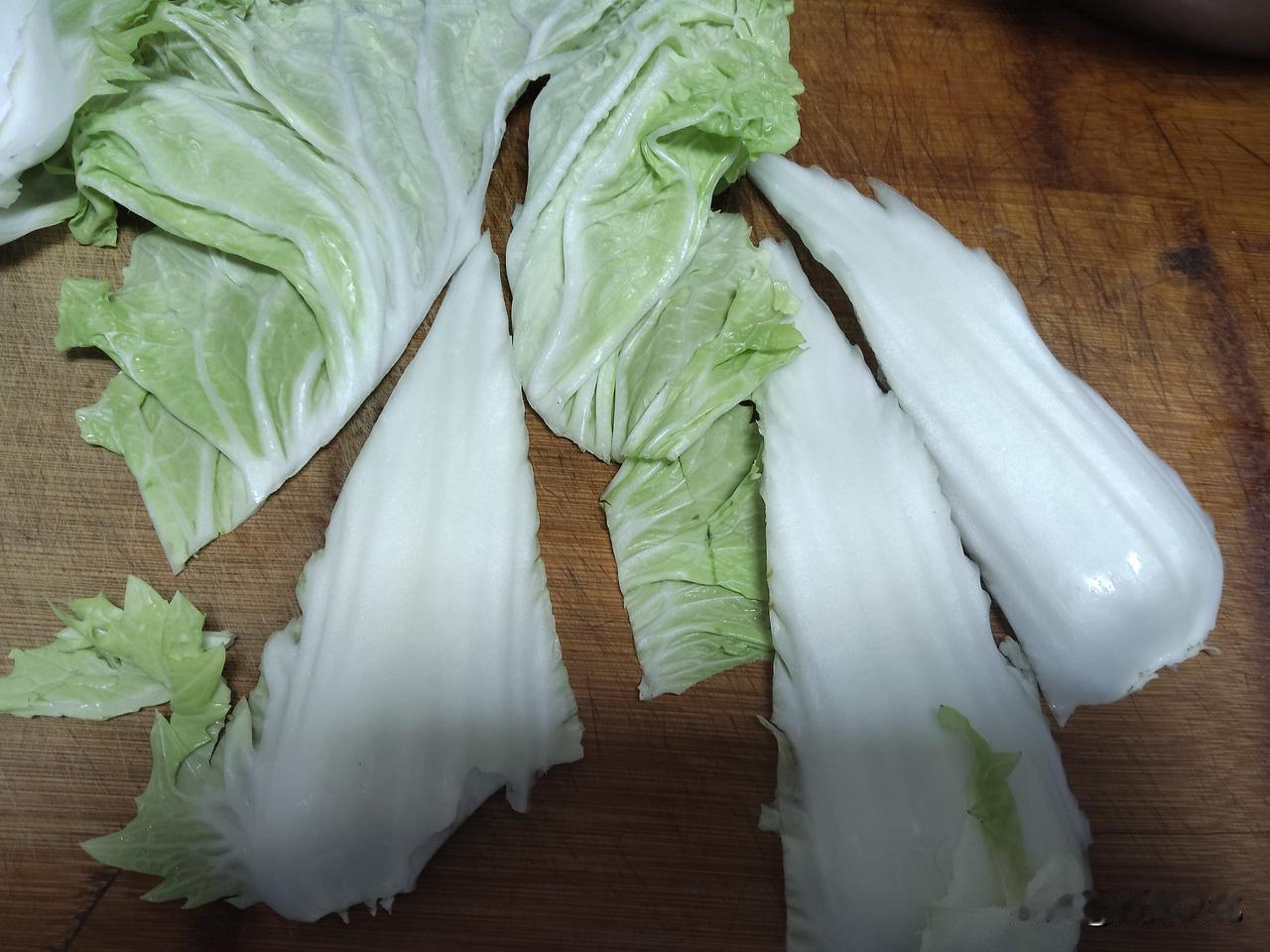 清炖白菜做法晚秋，霜刷后的白菜才好吃。吃白菜一定要把叶子和菜帮分开来。叶子炖