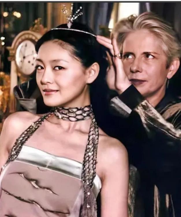 大S这一生，真的戴过数不清的皇冠。不管是小巧精致的，还是华丽大气的，各种款式、各