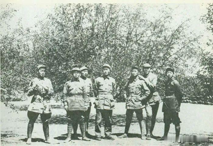 1937年，延安，程子华(左四)、周子昆(右三)、周建屏(右一)、​张宗逊(右