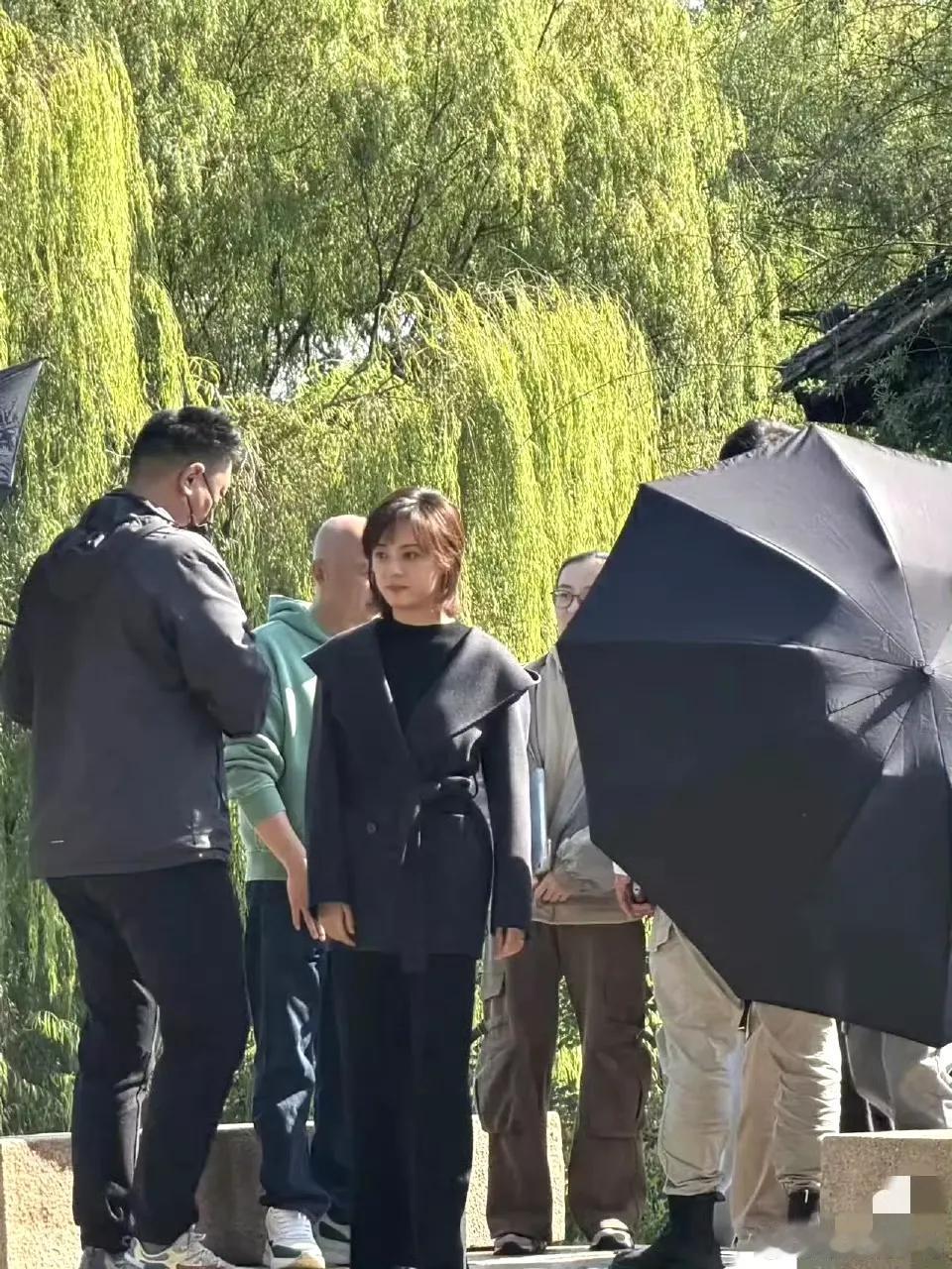 孙俪近日在无锡拍戏，被路人拍到的样子也是她的真实样子，人气都挺高的，拍戏的地方总