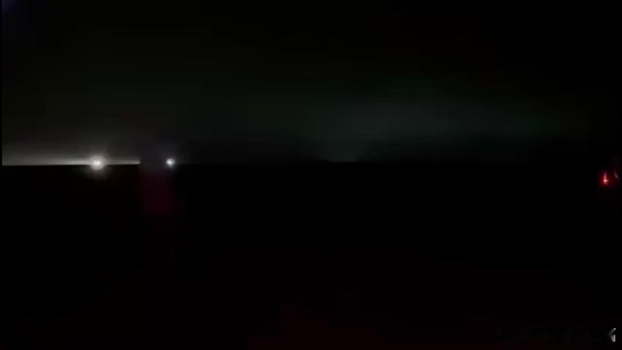 【乌克兰向俄罗斯目标发射国产“火烈鸟”导弹，发射时整个天空被照亮】来自