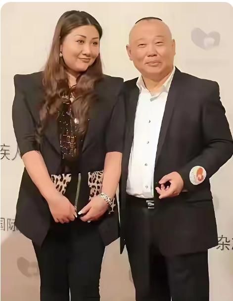 郭德纲现任老婆王惠，年轻时虽不算漂亮，但看着也挺有女人味的！经过多年的岁月洗