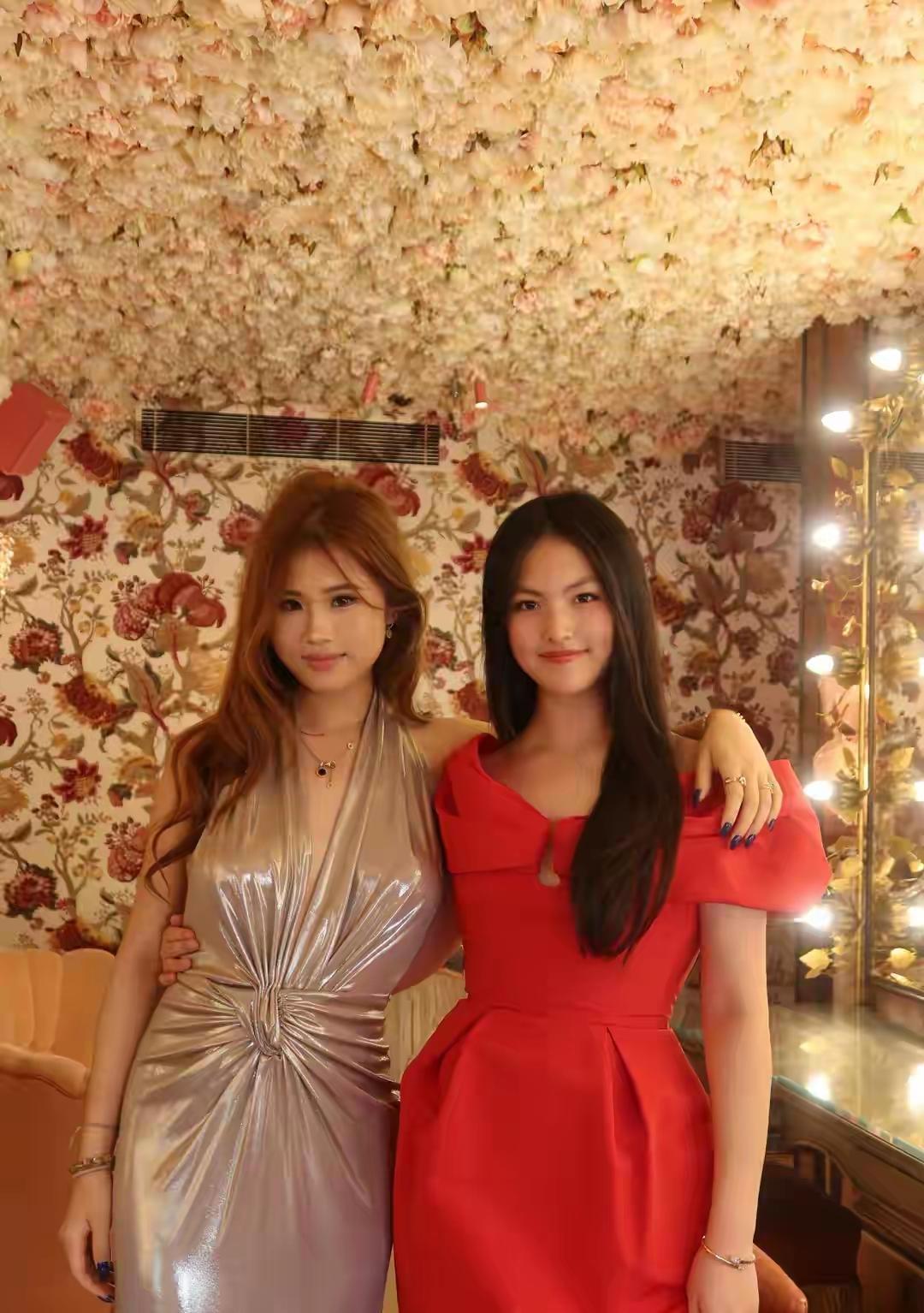 王诗龄果然是赢在了起跑线上，16岁的年纪和人家40岁的人站在一起一点年龄差距都看