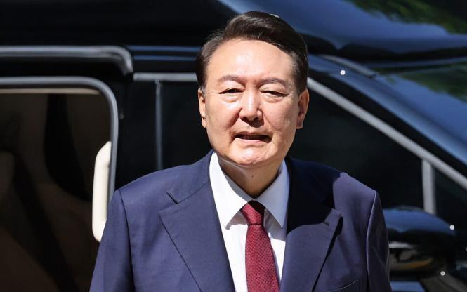 首尔中央地方法院一纸裁定，直接把独立检察官对前总统尹锡悦的拘留令申请给驳回了！