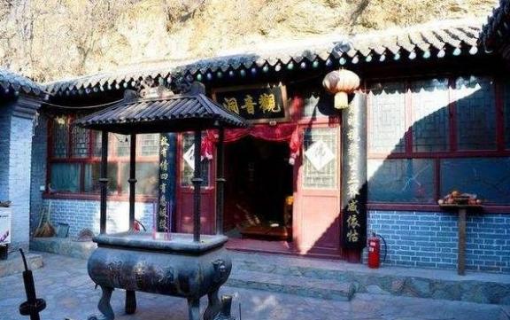 古代，有个妇人去观音庵求子，吃了尼姑端来的糕点后，脸儿通红，只觉天旋地转，瘫倒在