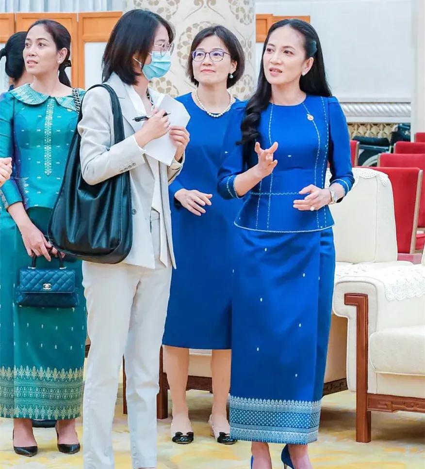 柬埔寨第一夫人碧占莫妮，也太宝藏了吧！名校博士+国秘千金的顶配人生，却不