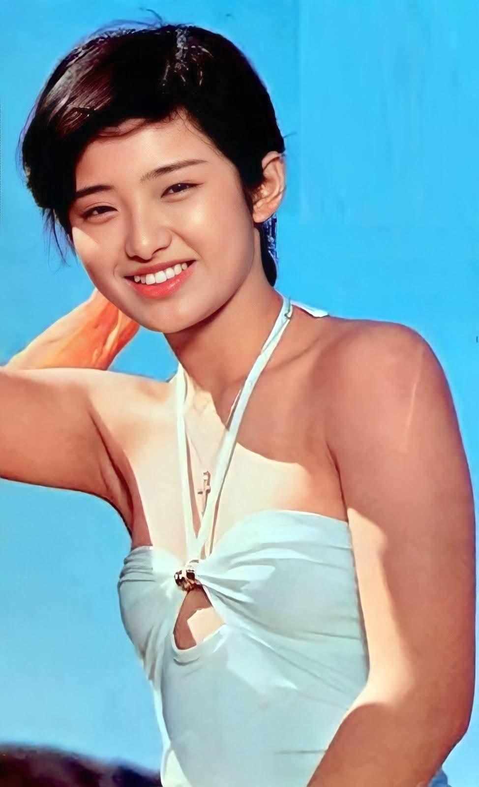 日本的泳装写真集源于战后摄影文化的演变，从纯艺术摄影逐渐走向商业化，并在1970