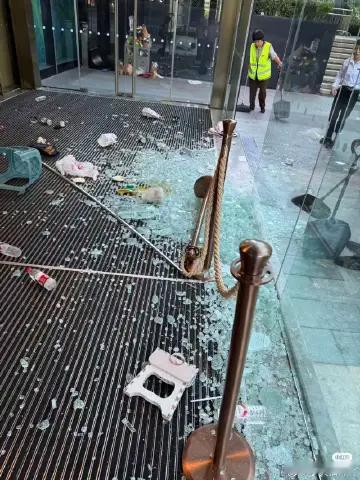 多方回应玻璃门被张凌赫粉丝挤爆张凌赫南宁活动现场玻璃门被张凌赫粉丝挤爆5人受伤