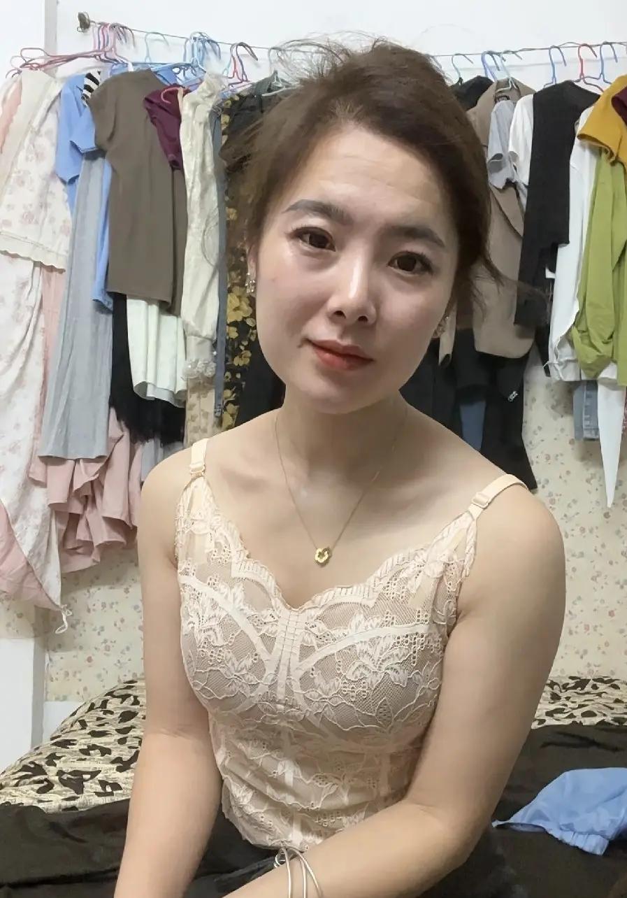 这就是大家平常嘴里说的那种“老师和学生家长好上了”的事情吧？这位当妈的确实长