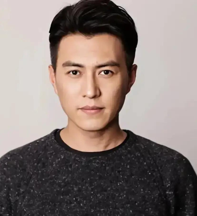 靳东父亲当年从山东济宁坐硬座火车到北京，进门第一句话，“你非要娶个二婚的？我这脸往哪搁！”现在老爷子