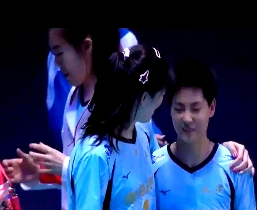 天津女排那场球，打着打着全队都哭了。那不是一场普通的比赛，是给朱婷和李盈莹的