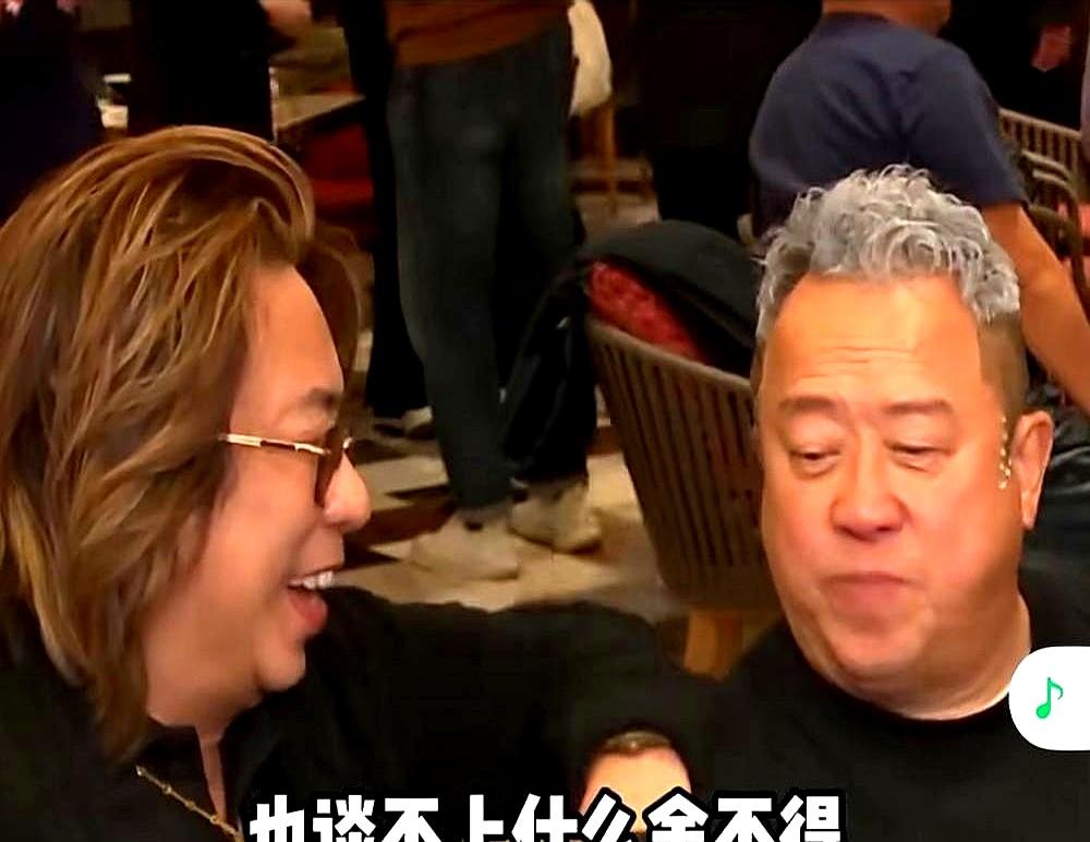 她摆手：无所谓曾志伟在1月4日拿完奖就宣布退位，说自己江郎才尽。