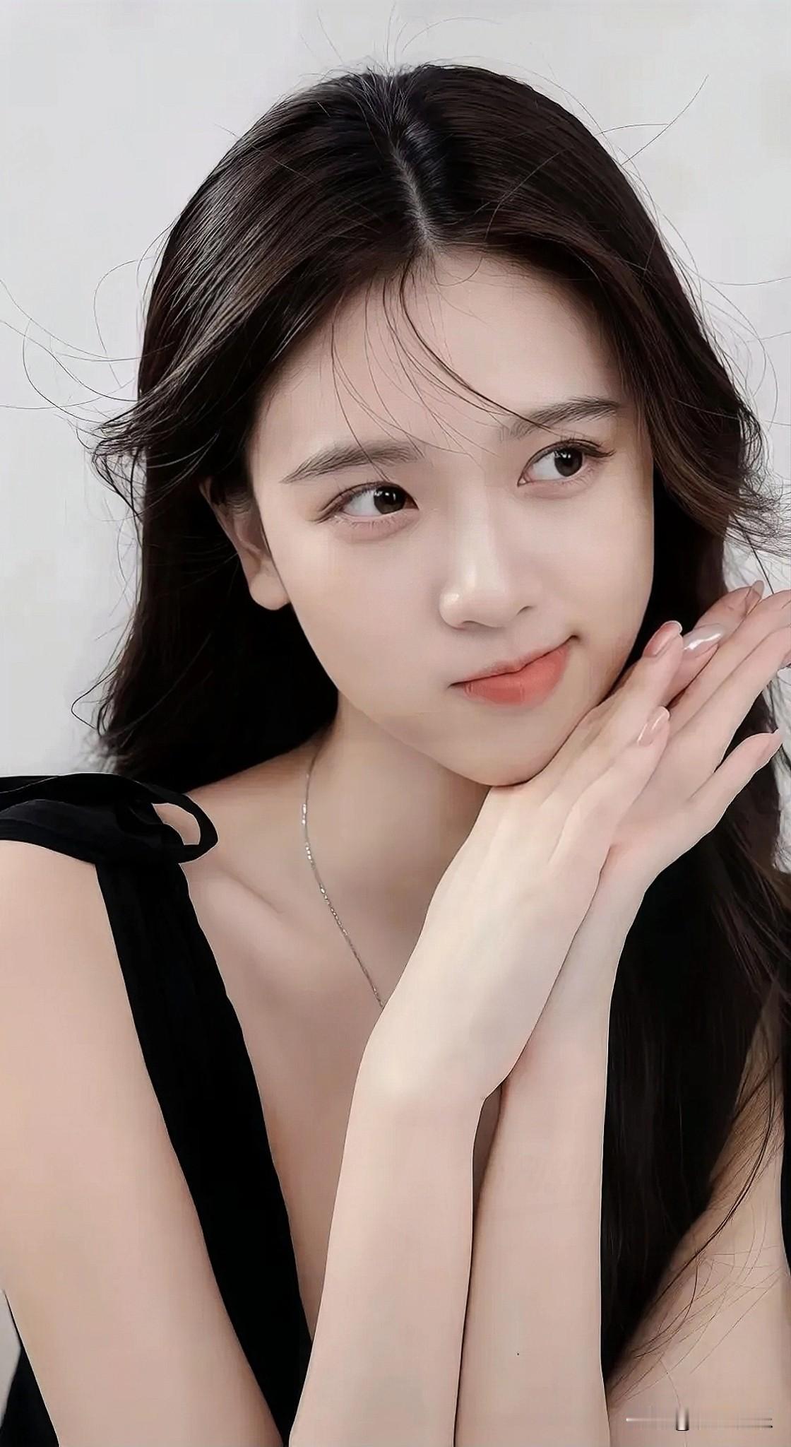 温柔甜美的少女，轻抚脸颊，散发迷人魅力。甜妹的笑容有多治愈发一张你眼中最美的微