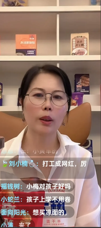小杨阿姨今天直播的时候谈到了俏江南，谈到了汪小菲，她说她刚在汪小菲家做钟点的时候