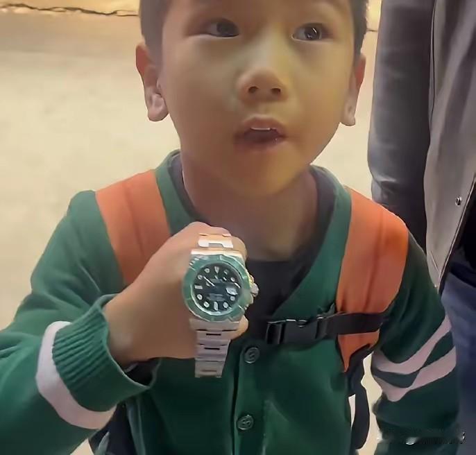 五一期间，在武汉街头，一小男孩在饭店捡到一块绿水鬼手表，和妈妈商量后，决定交给老