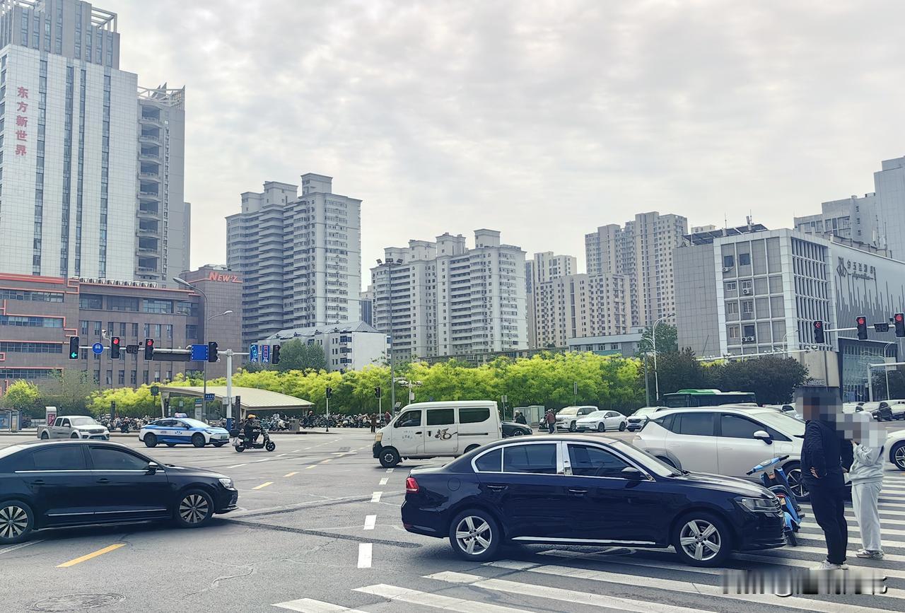 【实拍！石家庄中山路平安大街交叉口人行横道发生轿车与电动车碰撞事故】今天上午1