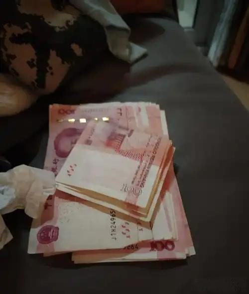 家里钱到底应该交给男人管还是女人管？昨晚聚餐，闺蜜盯着手机银行叹气：“房贷、