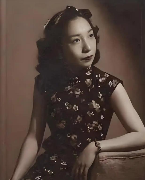 1938年，41岁的戴笠假借加班为由，将秘书余叔恒领到卧室，戴笠端给她一杯咖啡：