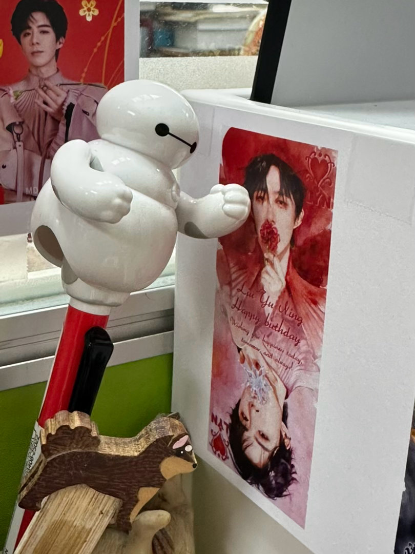 第一张这像不像杯面在揍老大。第二張是上次印錯尺寸的照片，因束句🐔的💡太亮，