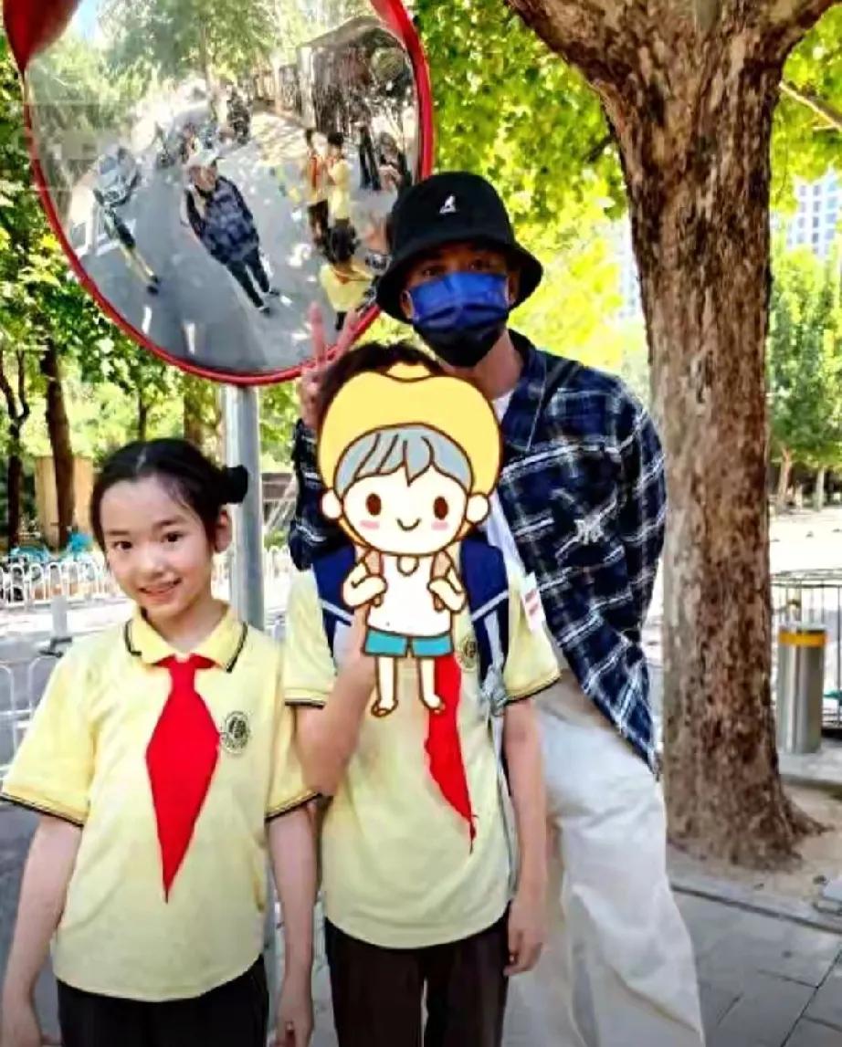 谁说分居家庭养不出阳光娃？董璇女儿“三道杠”实力打脸！校门口接娃现场，酒窝蹦跳着