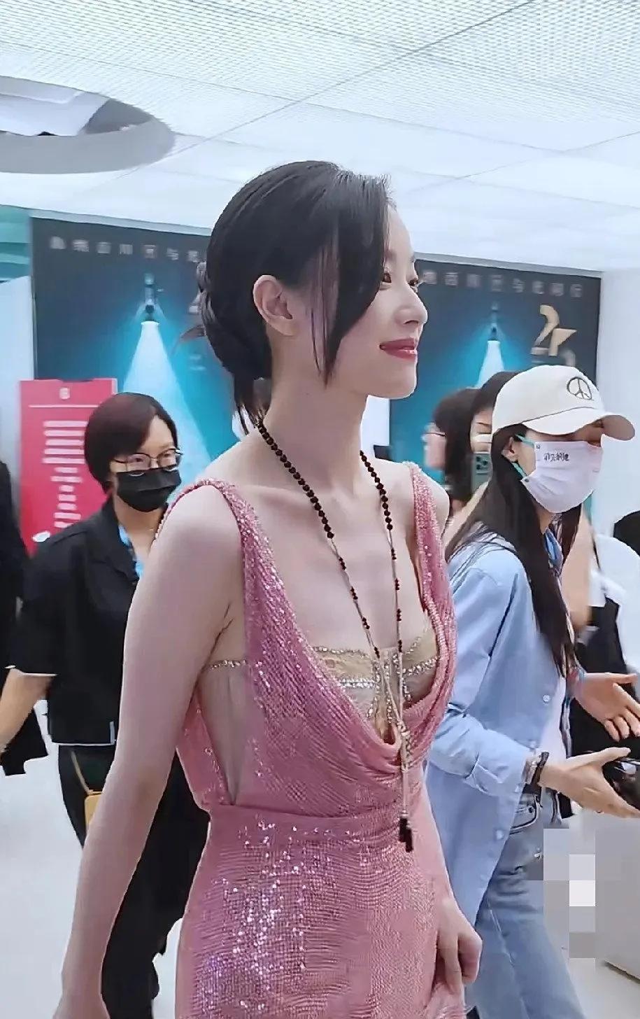 倪妮，风情万种的代名词倪妮真的太迷人了！看她出席活动的样子，一袭粉色亮片礼