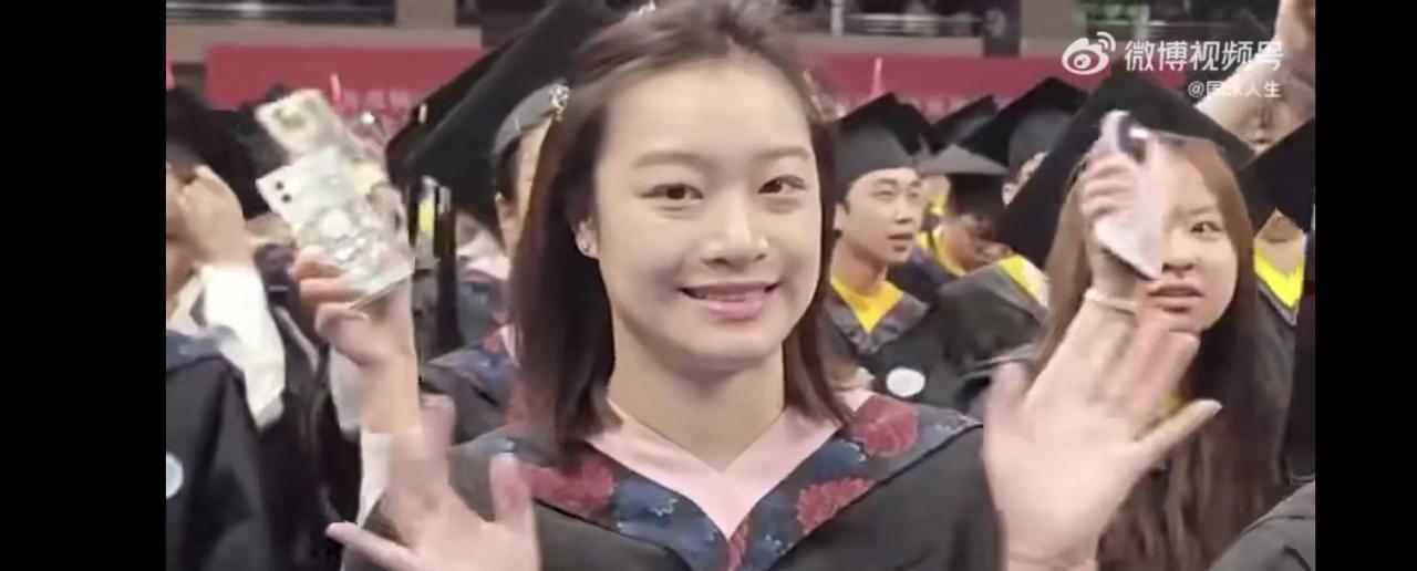 06月19日全红婵的好姐姐昌雅妮毕业了！穿着学士服，打扮清纯，美貌与智慧并存，气
