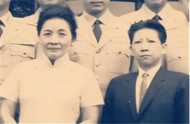 ☁1941年，51岁的陈济棠携夫人，正坐在专机上，闭目养神。突然，被一名年