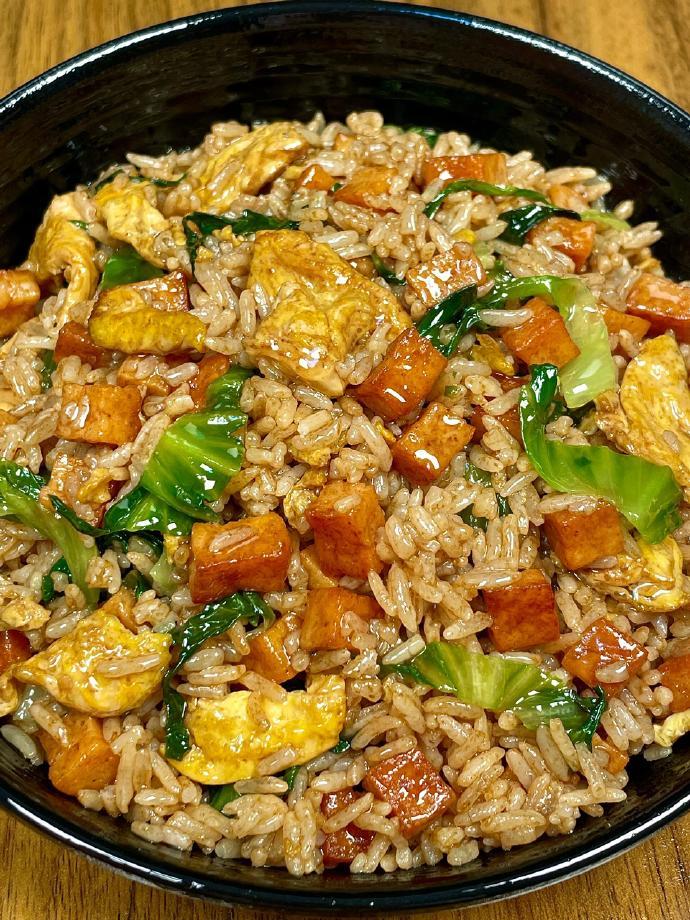炒饭这么做巨巨好吃！米饭粒粒分明，午餐肉焦香，生菜清爽解腻！