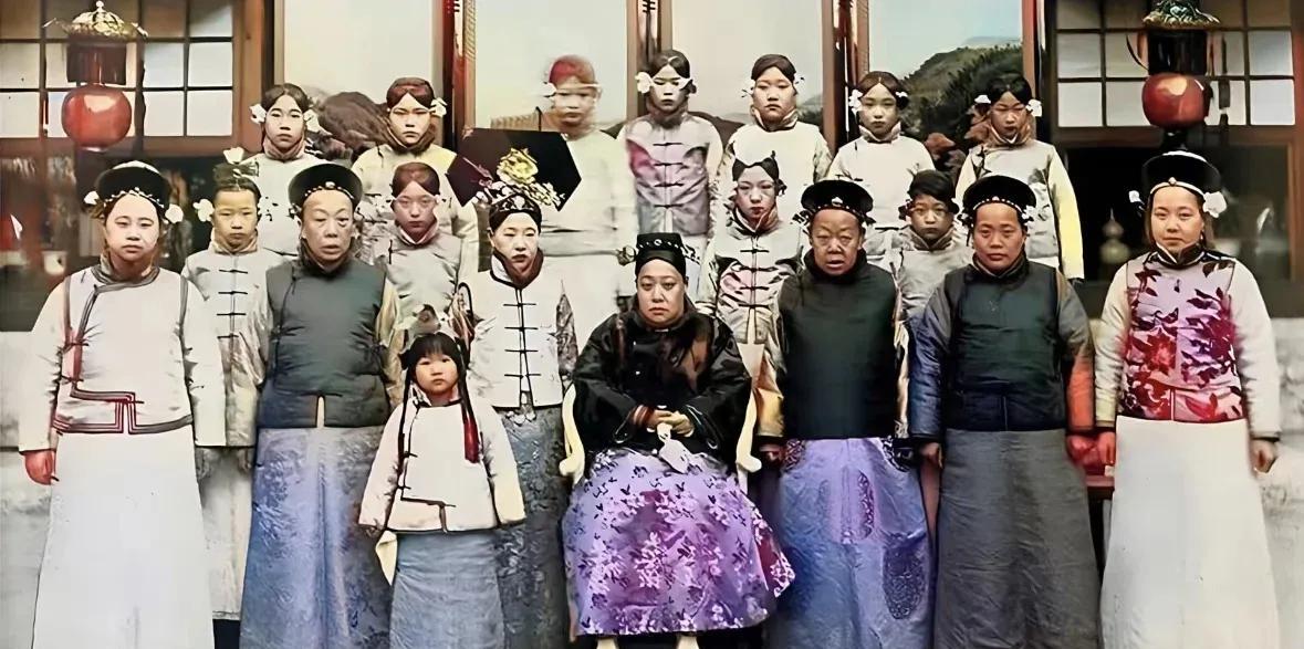 这张照片拍摄于1924年，是光绪帝的瑾妃（此时已为端康皇贵太妃）在母亲赵氏七十