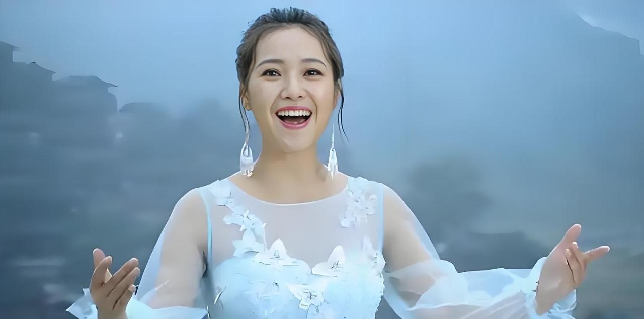 云朵的歌声就像穿透风雨云层的星光，有着直抵人心的力量。她从高原走向舞台，一路或许