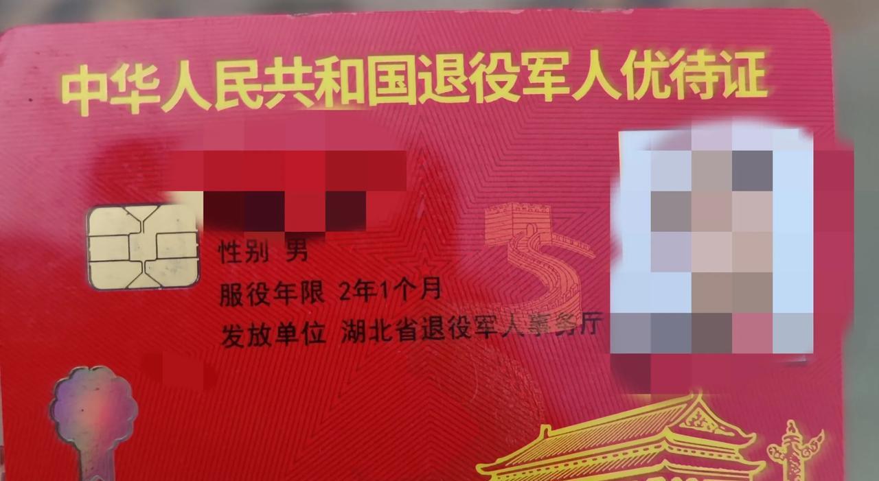 一对小夫妻上公交车只刷了一下卡，就走到车厢最后面去了。以为是他忘了就提醒了一声，