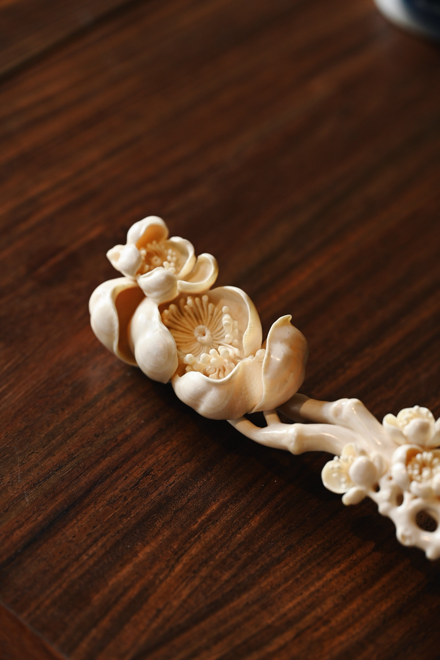 猛犸|梅花如意摆件料质细润，雕刻线条流畅自然，收放自如，梅花朵朵精妍，吐蕊