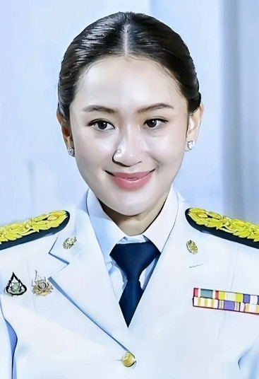 36岁的泰国总理被停职，无疑证明其真的是太幼稚了！当地时间7月1日，泰国宪法