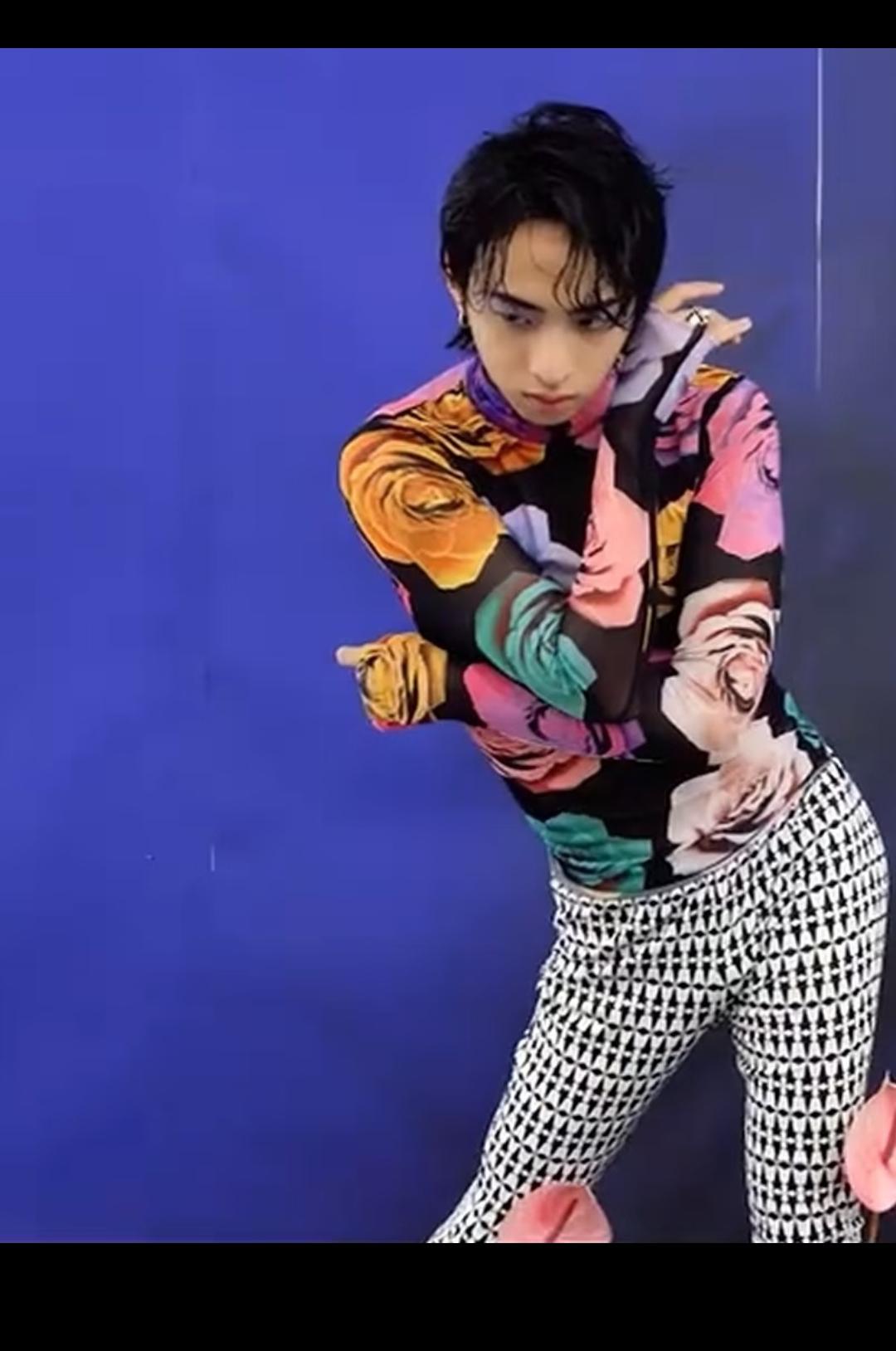 从第一次看到他穿女装就知道他爹妈的一世英名早晚毁在他手里！如果他跟向佐一样为了