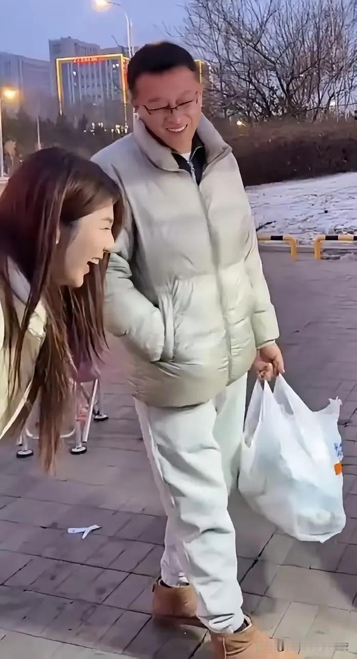 有个男的带着媳妇去买糖葫芦，卖糖葫芦的老板报了5块钱，他媳妇觉得有点贵，老板看了