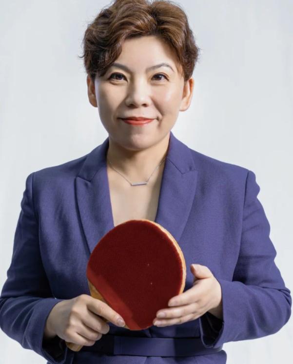 主持人问邓亚萍：“国乒超级全满贯到目前为止一共有多少人？”邓亚萍说：“超级全满贯